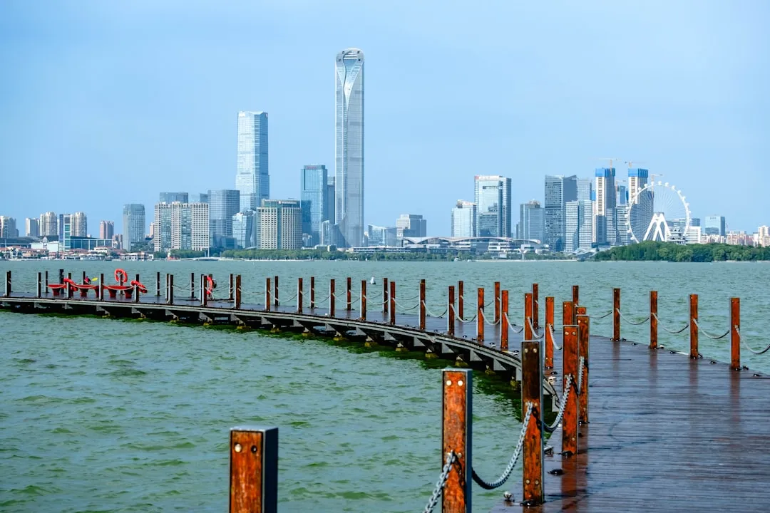 2025上海长租公寓市场趋势与资产管理新策略封面图